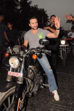 Saif Ali Khan takes a bike ride to promote agent vinod in Mumbai on 21st March 2012 (17).JPG